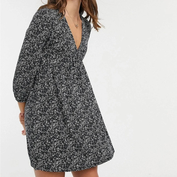 Pull & Bear Smocked Floral Mini Dress In Navy Blue - Picture 2 of 5